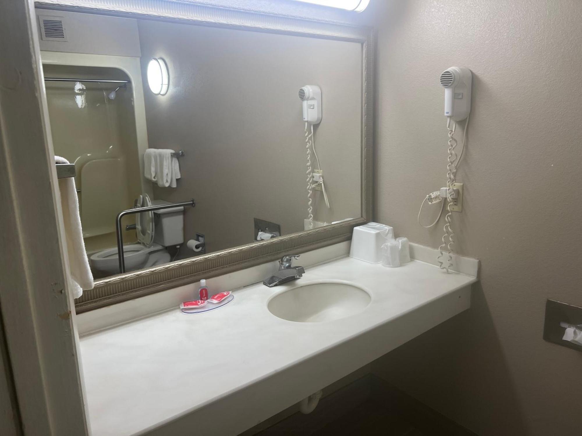 Econo Lodge Florence Bagian luar foto
